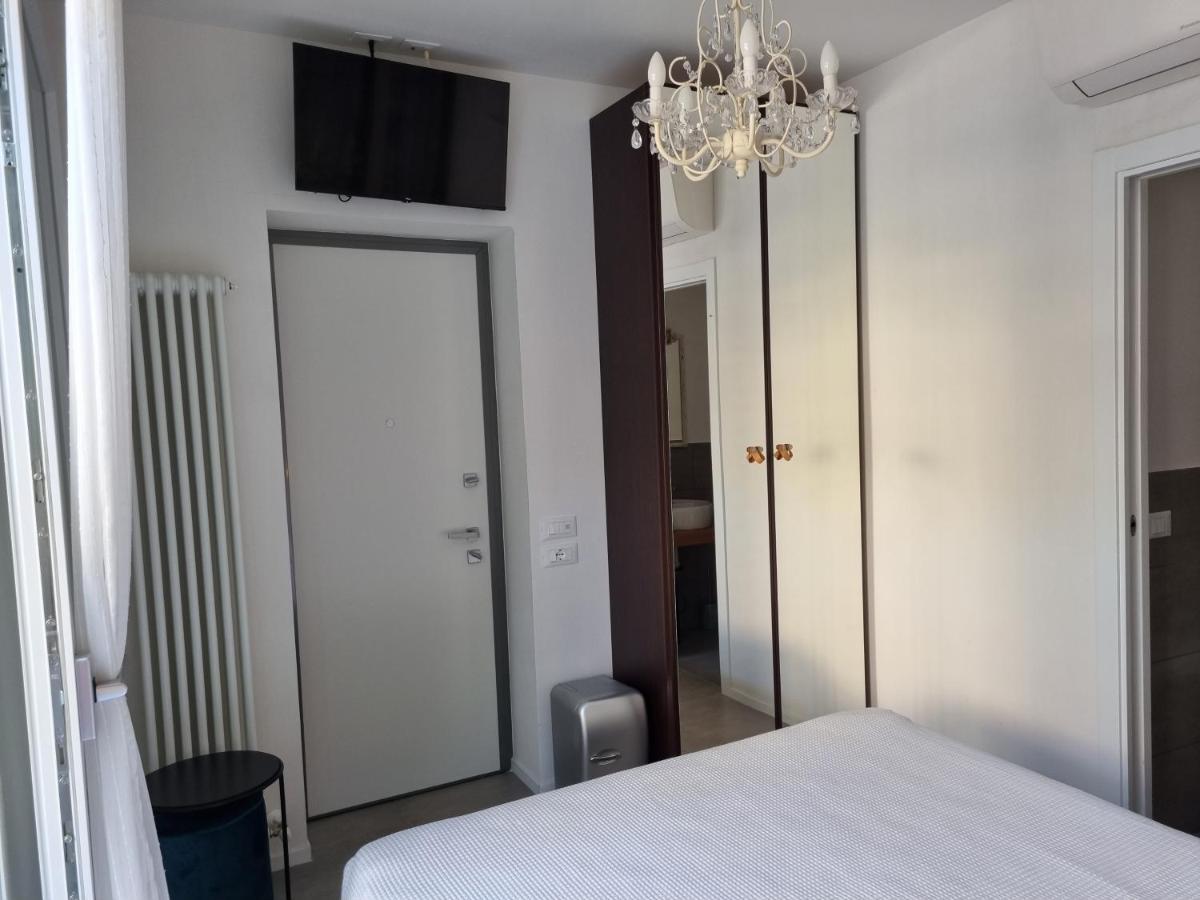 Residenza Azzurra Hotel Cattolica Ngoại thất bức ảnh